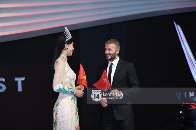 Khoảnh khắc cực hot: Hoa hậu Tiểu Vy mặc Áo dài, rạng rỡ bắt tay David Beckham - Ảnh 7.