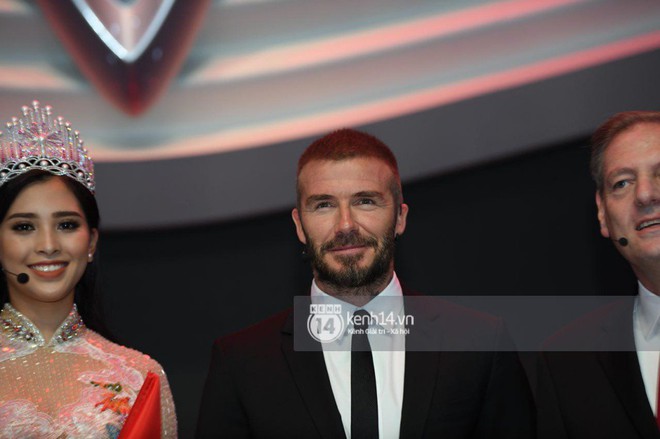 Khoảnh khắc cực hot: Hoa hậu Tiểu Vy mặc Áo dài, rạng rỡ bắt tay David Beckham - Ảnh 3.