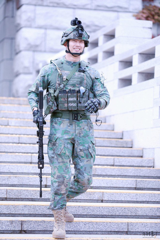 Hậu Duệ Mặt Trời bản đời thực nhất định là Taecyeon (2PM), mặc đồng phục vẫn đẹp khó mà chê  - Ảnh 2.