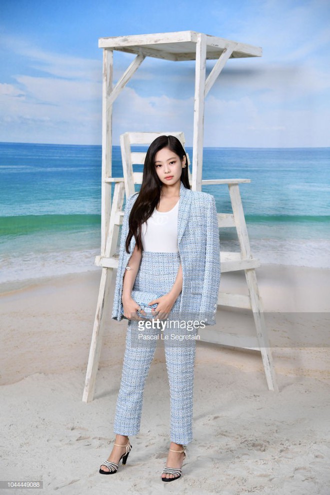 Jennie (Black Pink) mặc như cô công sở nhưng vẫn khí chất, lấn át người yêu tin đồn của G-Dragon tại show Chanel - Ảnh 1.