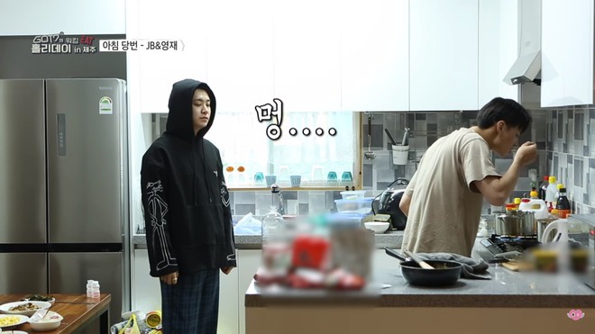 Dậy sớm nấu ăn, rửa ch&eacute;n, c&ograve;n ai đảm đang hơn trưởng nh&oacute;m GOT7 - JB! - Ảnh 4.