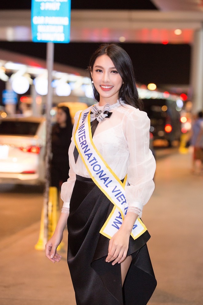 Thuỳ Tiên xúc động đến bật khóc khi Hoa hậu Tiểu Vy, Á hậu Thúy An tiễn lên đường đi Nhật thi Miss International 2018 - Ảnh 2.