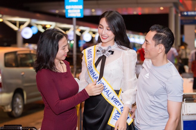 Thuỳ Tiên xúc động đến bật khóc khi Hoa hậu Tiểu Vy, Á hậu Thúy An tiễn lên đường đi Nhật thi Miss International 2018 - Ảnh 12.