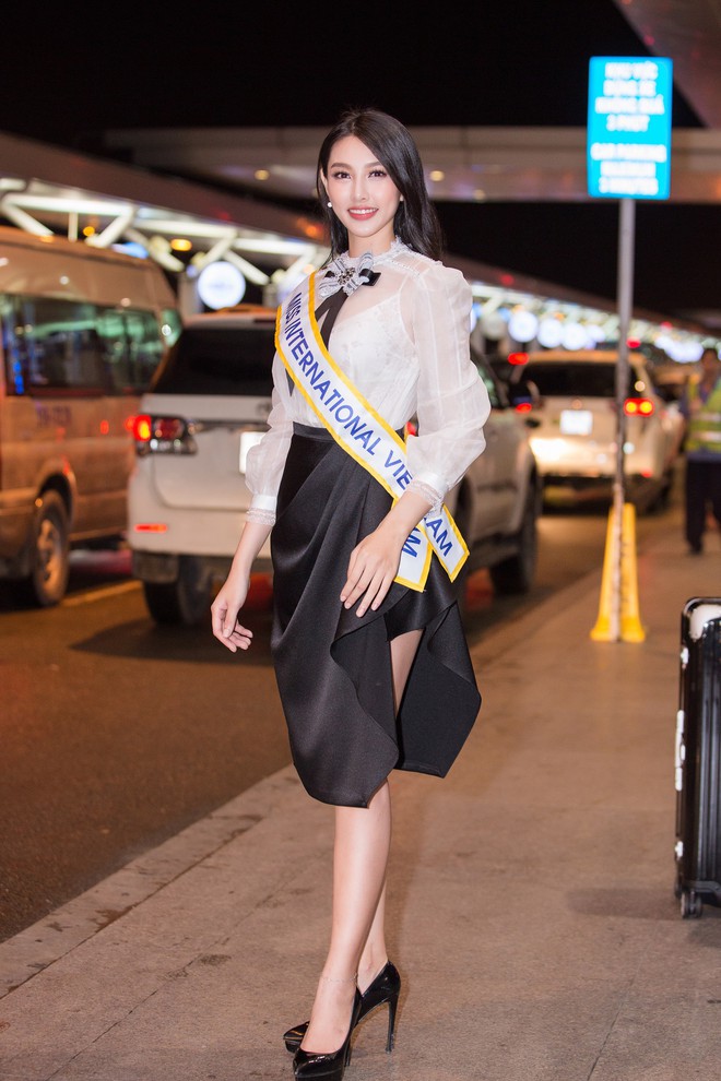 Thuỳ Tiên xúc động đến bật khóc khi Hoa hậu Tiểu Vy, Á hậu Thúy An tiễn lên đường đi Nhật thi Miss International 2018 - Ảnh 1.