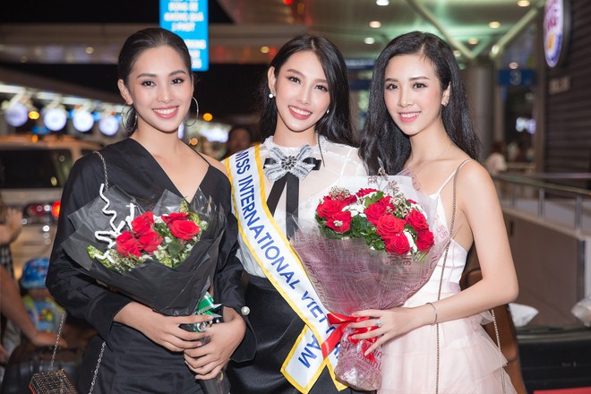 Thuỳ Tiên xúc động đến bật khóc khi Hoa hậu Tiểu Vy, Á hậu Thúy An tiễn lên đường đi Nhật thi Miss International 2018 - Ảnh 8.
