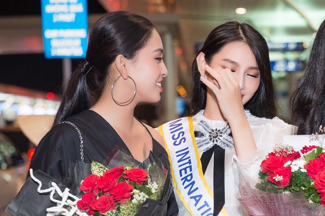 Thuỳ Tiên xúc động đến bật khóc khi Hoa hậu Tiểu Vy, Á hậu Thúy An tiễn lên đường đi Nhật thi Miss International 2018 - Ảnh 6.