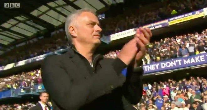 Chỉ cần một hành động đơn giản thế này, Mourinho đã khiến nhóm CĐV Chelsea chửi mình phải câm lặng - Ảnh 1.