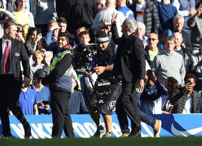 Mourinho điên tiết, đòi đấm nhau với người của Chelsea sau khi bị khiêu khích - Ảnh 2.