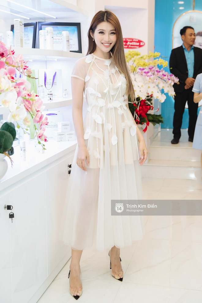 Angela Phương Trinh lạ lẫm với mái tóc ngắn cá tính, diện trang sức 1 tỷ 7 đọ sắc cùng Hoa hậu Hương Giang tại sự kiện - Ảnh 8.