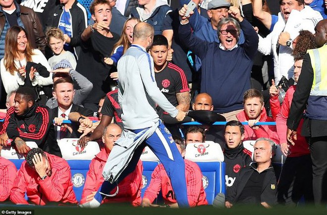 Mourinho điên tiết, đòi đấm nhau với người của Chelsea sau khi bị khiêu khích - Ảnh 1.