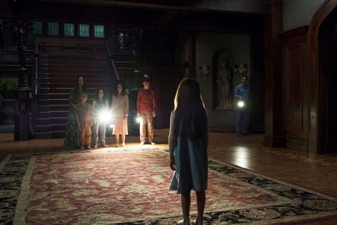 Thách bạn ngủ ngon với 12 cảnh phim rùng rợn nhất từ cực phẩm Netflix The Haunting of Hill House (Phần 1) - Ảnh 15.