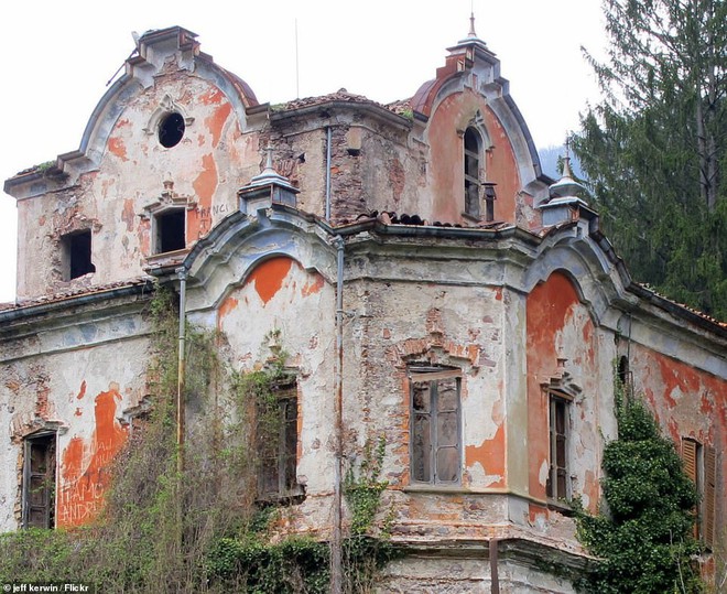 “Biệt thự ma” bỏ hoang ở Ý: Từng là hiện trường của vụ giết người dã man, bi kịch gia đình mở đầu bằng cái chết của kiến trúc sư - Ảnh 3.