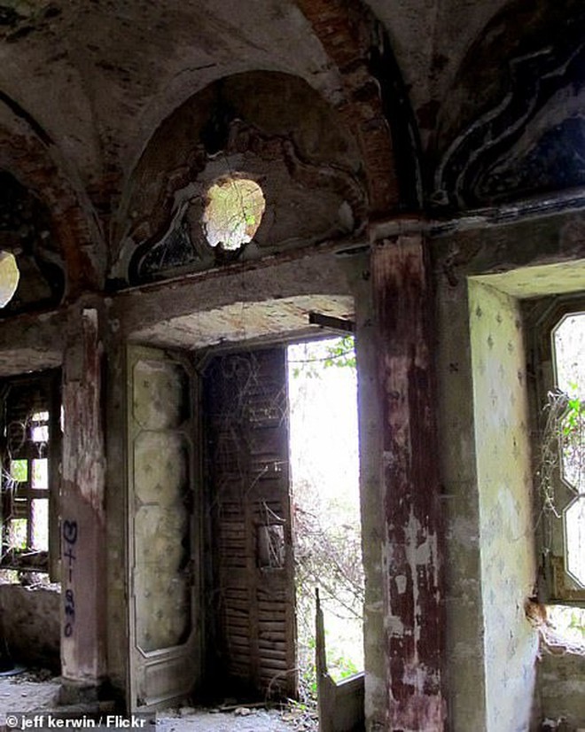 “Biệt thự ma” bỏ hoang ở Ý: Từng là hiện trường của vụ giết người dã man, bi kịch gia đình mở đầu bằng cái chết của kiến trúc sư - Ảnh 4.