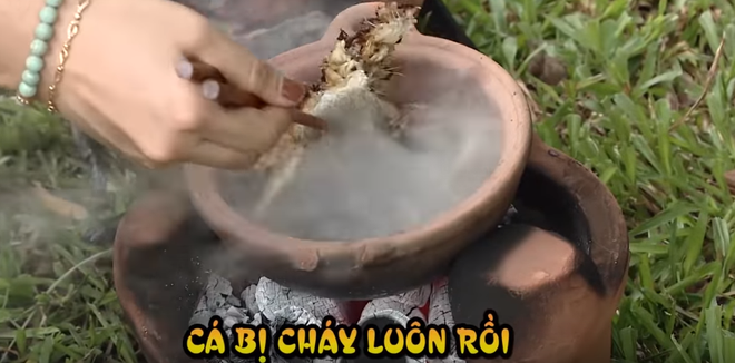 Cầu thủ nh&iacute;: Đ&acirc;y l&agrave; biểu cảm của Khả Ng&acirc;n khi MC Ph&iacute; Linh l&agrave;m ch&aacute;y c&aacute; l&uacute;c thi nấu ăn! - Ảnh 7.