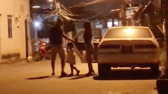 Xác minh clip xe biển xanh chở phụ nữ trẻ em bật đèn ưu tiên, bấm còi inh ỏi trên đường phố Sài Gòn - Ảnh 3.