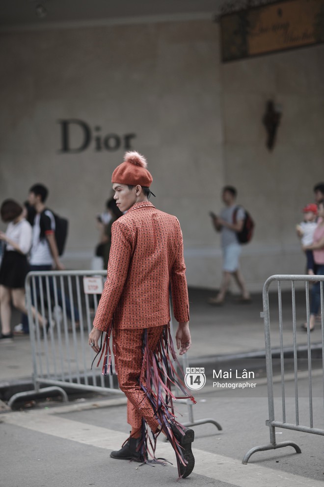 Đặc sản của street style VIFW 2018 ngày 2: các bạn trẻ ăn mặc và makeup lồng lộn không ngại nắng nóng - Ảnh 4.