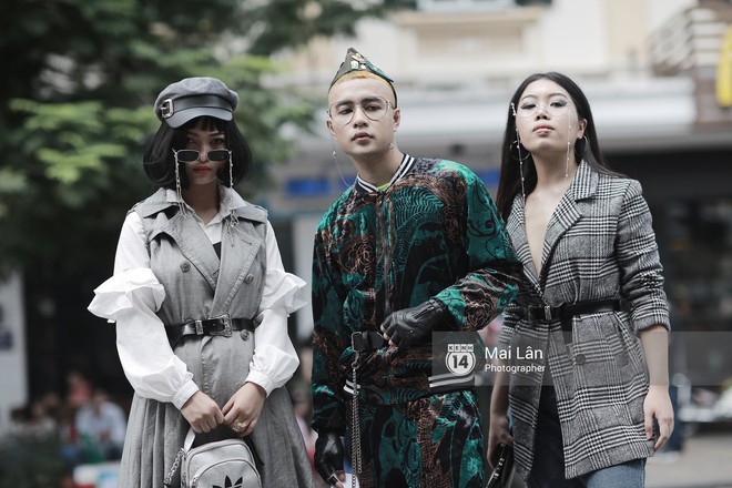 Đặc sản của street style VIFW 2018 ngày 2: các bạn trẻ ăn mặc và makeup lồng lộn không ngại nắng nóng - Ảnh 5.