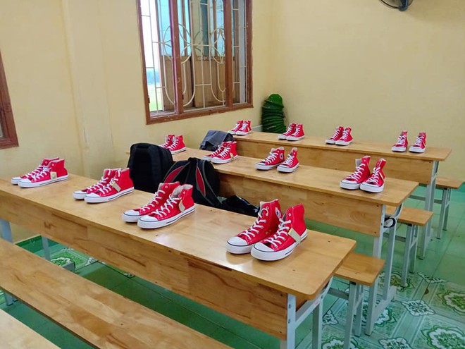 Xôn xao bức ảnh lớp học rich kids tặng 20/10 các bạn nữ mỗi người một đôi giày Converse bằng tiền tiết kiệm và phụ huynh hỗ trợ - Ảnh 1.