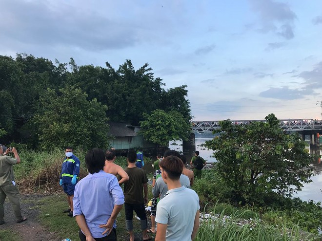 Thi thể nam thanh niên trôi trên sông Sài Gòn, cầu sắt Phú Long kẹt cứng do người dân đứng xem - Ảnh 1.