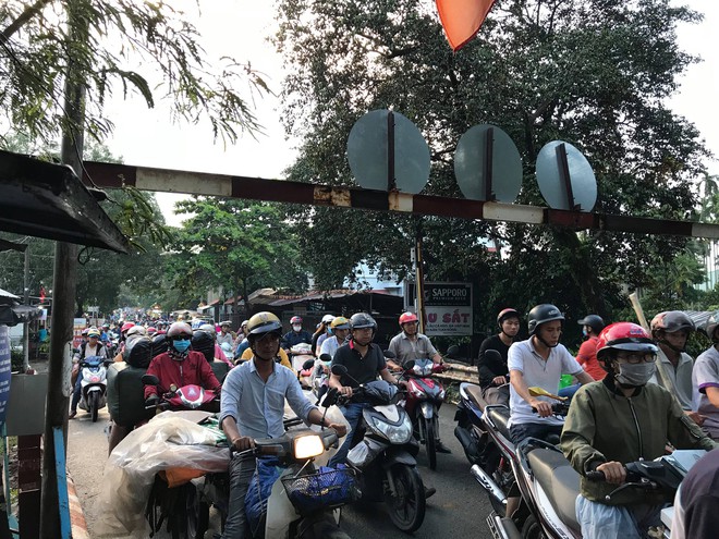 Thi thể nam thanh ni&ecirc;n tr&ocirc;i tr&ecirc;n s&ocirc;ng S&agrave;i G&ograve;n, cầu sắt Ph&uacute; Long kẹt cứng do người d&acirc;n đứng xem - Ảnh 2.
