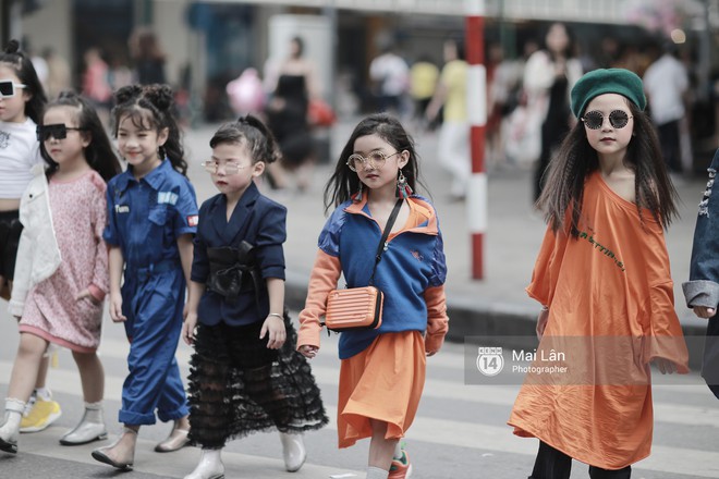 Đặc sản của street style VIFW 2018 ngày 2: các bạn trẻ ăn mặc và makeup lồng lộn không ngại nắng nóng - Ảnh 9.