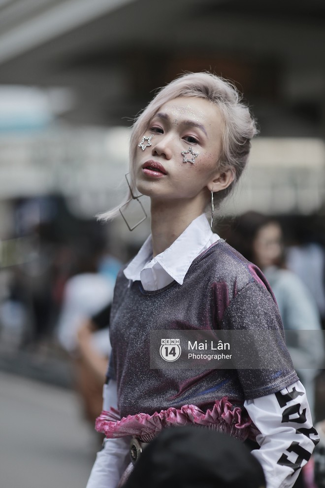 Đặc sản của street style VIFW 2018 ngày 2: các bạn trẻ ăn mặc và makeup lồng lộn không ngại nắng nóng - Ảnh 7.