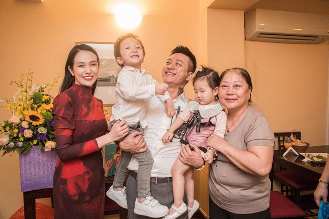 Tuấn Hưng tạm g&aacute;c mỏi mệt sau h&agrave;ng loạt sự cố, c&ugrave;ng b&agrave; x&atilde; tổ chức sinh nhật cho mẹ - Ảnh 1.