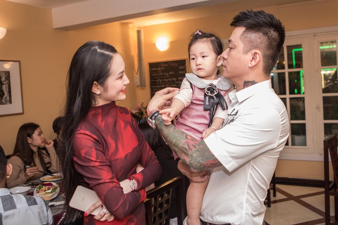 Tuấn Hưng tạm g&aacute;c mỏi mệt sau h&agrave;ng loạt sự cố, c&ugrave;ng b&agrave; x&atilde; tổ chức sinh nhật cho mẹ - Ảnh 2.