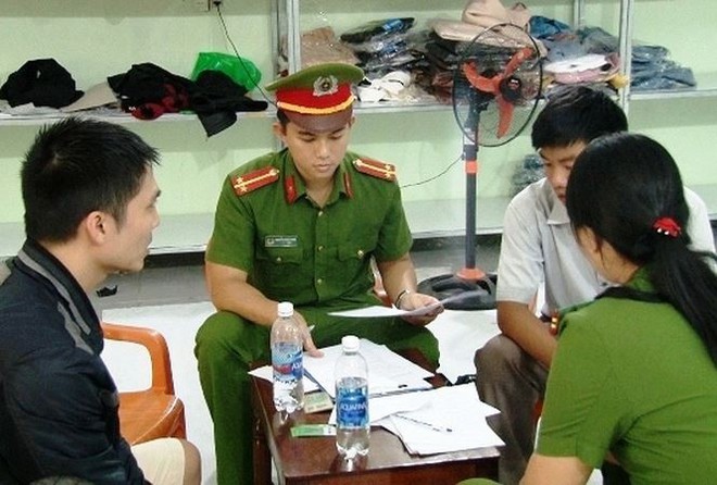 Phù phép gần 2.000 bộ quần áo không rõ nguồn gốc thành hàng hiệu - Ảnh 1.