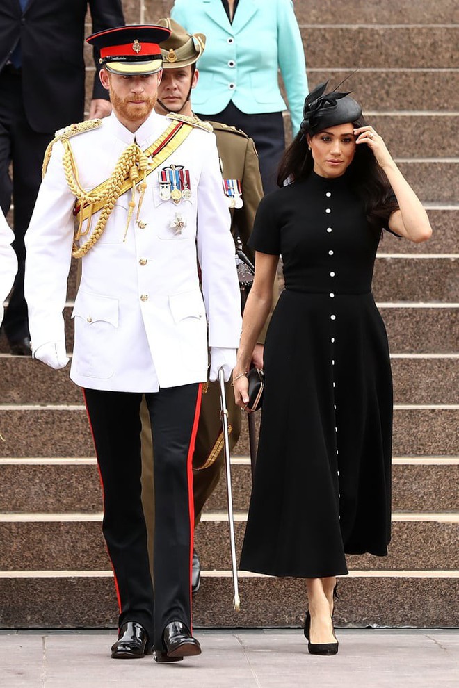 “Oan gia ngõ hẹp như Meghan Markle, diện đầm midi thanh lịch ai ngờ lại đụng hàng ngay tình cũ của chồng - Ảnh 1.