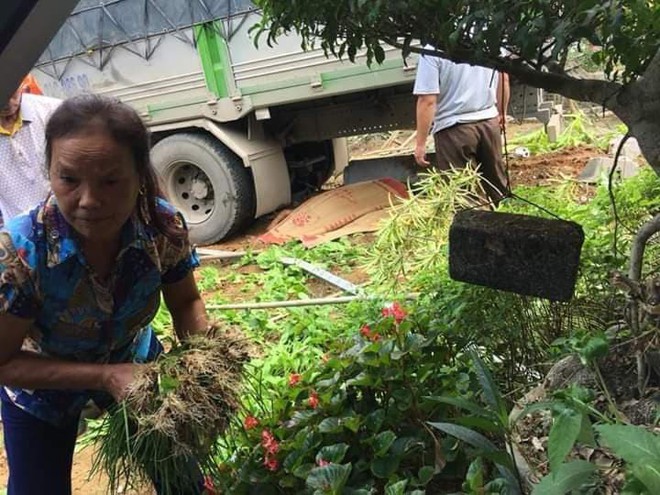 Lào Cai: Đang trong vườn, đôi vợ chồng bị ô tô tải mất lái lao vào đâm tử vong - Ảnh 1.