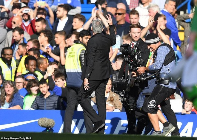 Jose Mourinho: Kẻ ăn m&agrave;y dĩ v&atilde;ng v&agrave; người t&igrave;nh cũ bội phản - Ảnh 3.