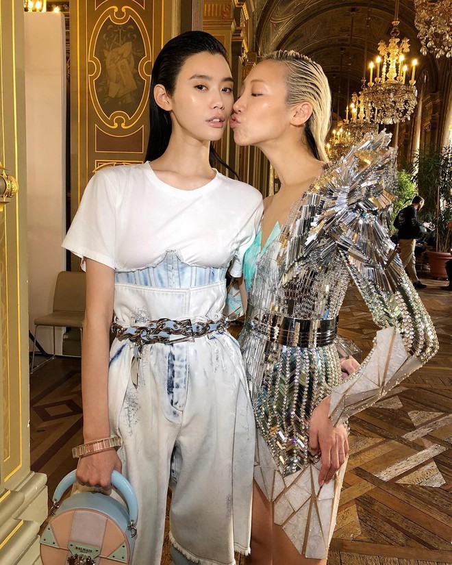 Ming Xi và Bella Hadid cùng diện corset: một người thẳng đuột, một người trễ nải khủng bố thị giác - Ảnh 2.