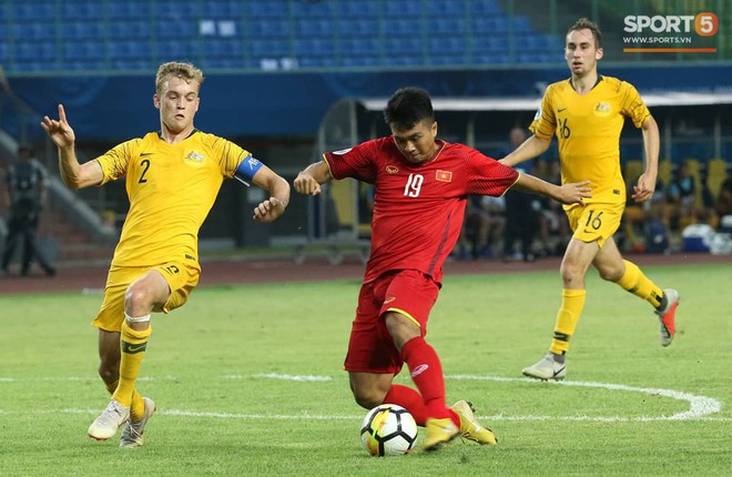 Cầu thủ U19 Việt Nam cúi đầu sau trận thua U19 Australia, chính thức bị loại khỏi giải U19 châu Á 2018 - Ảnh 1.