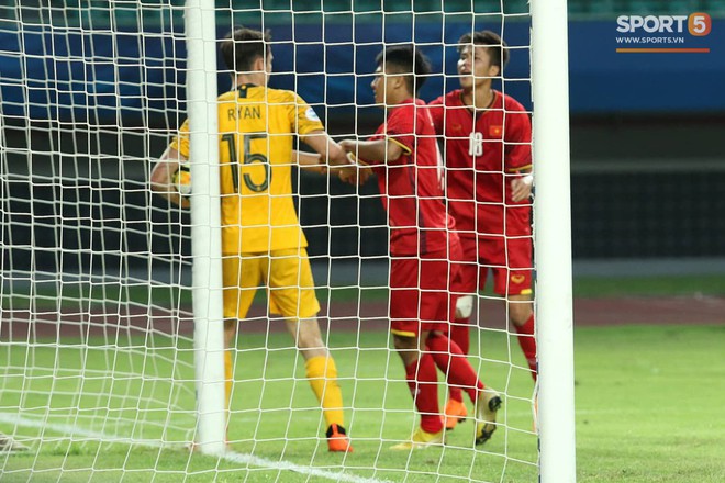 Cầu thủ U19 Việt Nam cúi đầu sau trận thua U19 Australia, chính thức bị loại khỏi giải U19 châu Á 2018 - Ảnh 2.
