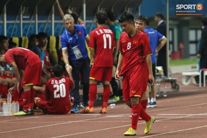 Cầu thủ U19 Việt Nam cúi đầu sau trận thua U19 Australia, chính thức bị loại khỏi giải U19 châu Á 2018 - Ảnh 7.