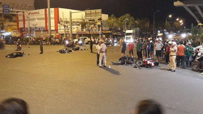 Nhân chứng vụ nữ tài xế BMW tông hàng loạt xe máy ở Sài Gòn: Cô gái trẻ bị kéo lê khoảng 20m nên không qua khỏi… - Ảnh 2.