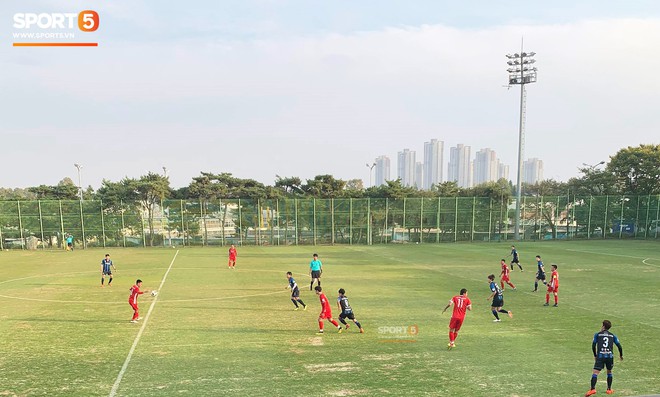 Trận đấu tập đầu tiên của ĐT Việt Nam tại Hàn Quốc: Thủ môn đội bạn dính thẻ đỏ, HLV Park Hang-seo xin cho tiếp tục thi đấu - Ảnh 1.