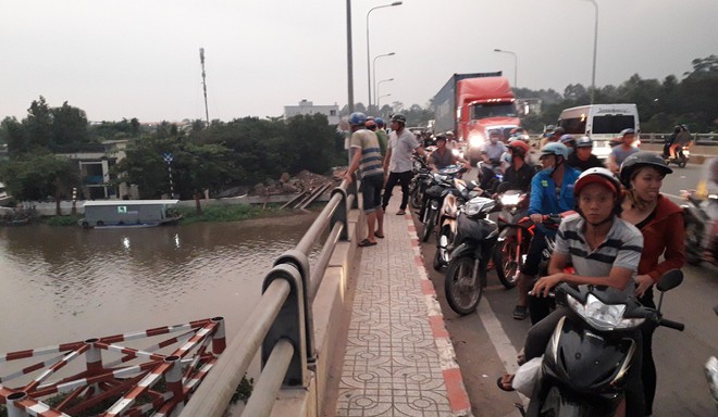 Nam thanh niên nhảy sông Sài Gòn tự tử, người thân đứng trên cầu gào khóc thảm thiết  - Ảnh 2.