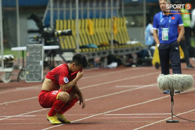 Cầu thủ U19 Việt Nam cúi đầu sau trận thua U19 Australia, chính thức bị loại khỏi giải U19 châu Á 2018 - Ảnh 8.