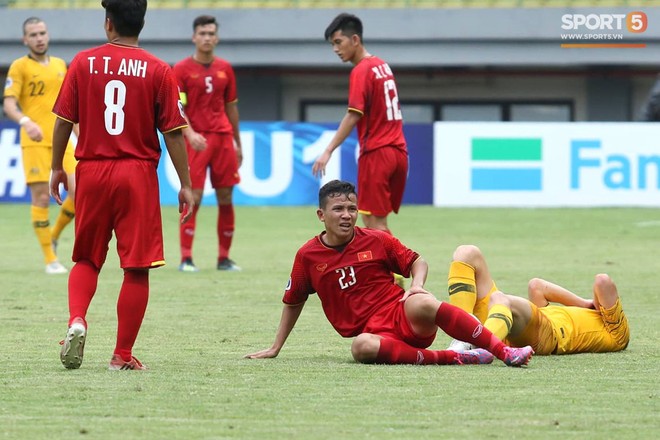 Cầu thủ U19 Việt Nam cúi đầu sau trận thua U19 Australia, chính thức bị loại khỏi giải U19 châu Á 2018 - Ảnh 4.