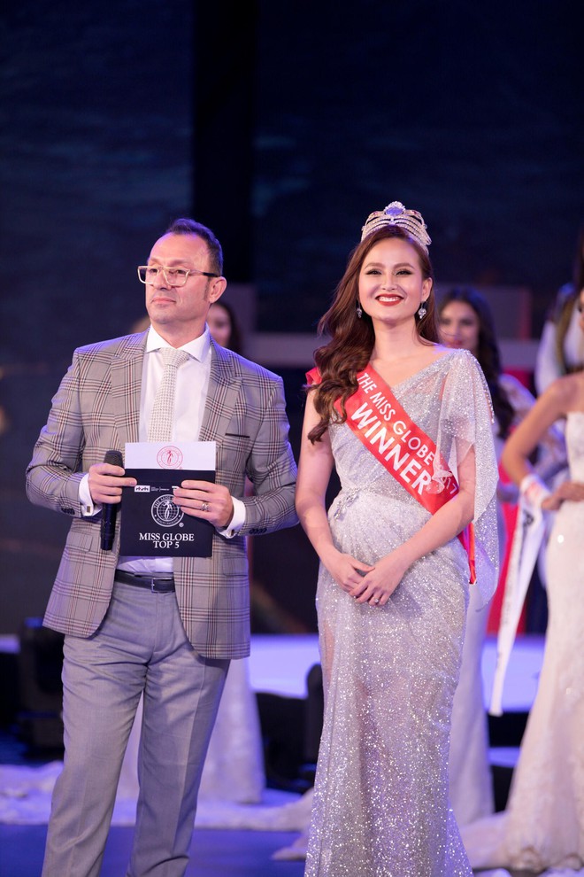 Không phải đương kim Hoa hậu Khánh Ngân, người trao vương miện trong chung kết Miss Globe là nhân viên sân khấu - Ảnh 1.