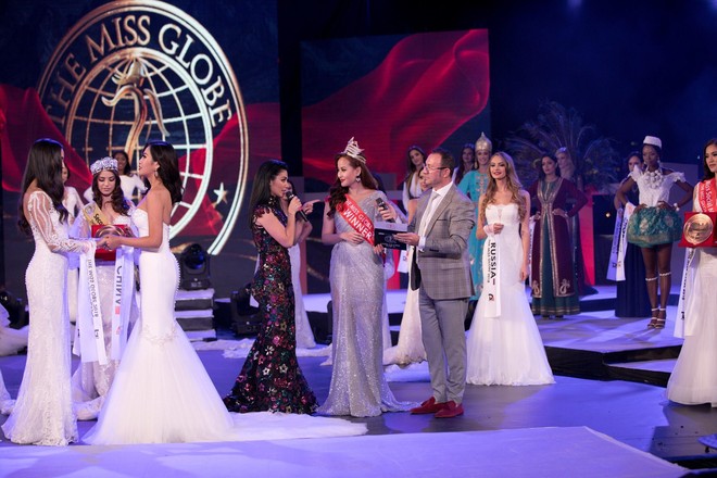 Không phải đương kim Hoa hậu Khánh Ngân, người trao vương miện trong chung kết Miss Globe là nhân viên sân khấu - Ảnh 2.