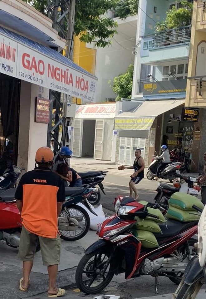 Chủ tiệm gạo bị nh&acirc;n vi&ecirc;n cũ đ&acirc;m d&atilde; man - Ảnh 1.