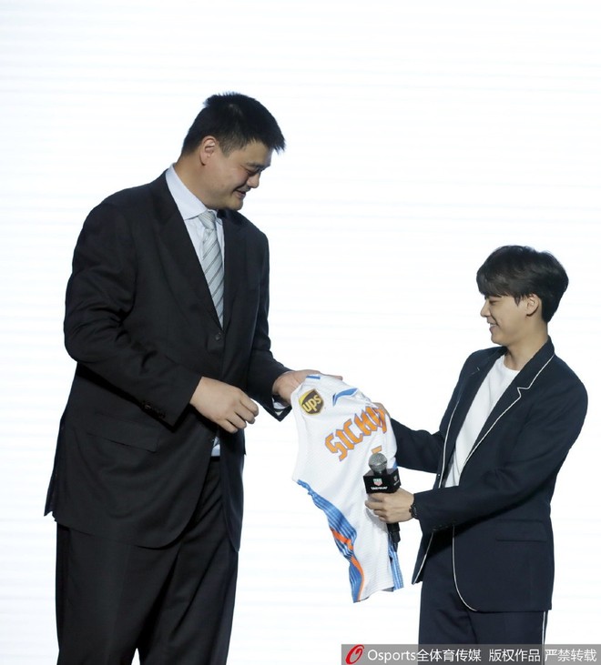 Hình ảnh thú vị: Sở hữu chiều cao 1m81 nhưng Lý Dịch Phong vẫn chỉ là “người tí hon” khi đứng cạnh Yao Ming - Ảnh 1.