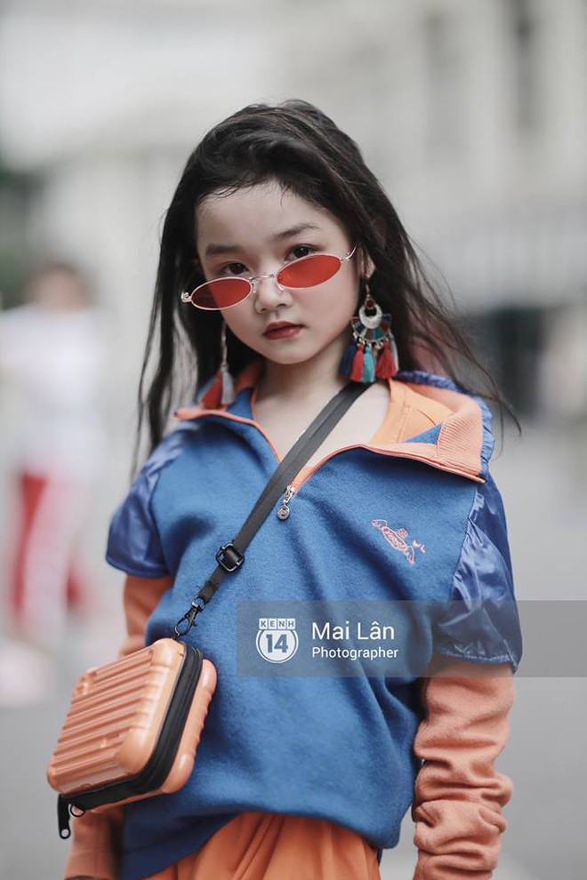 VIFW: Street style ấn tượng của 2 mẫu nhí Gia Hân và Hương Giang - ảnh 1