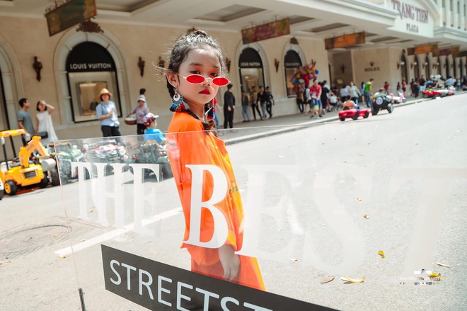 VIFW: Street style ấn tượng của 2 mẫu nhí Gia Hân và Hương Giang - Ảnh 3