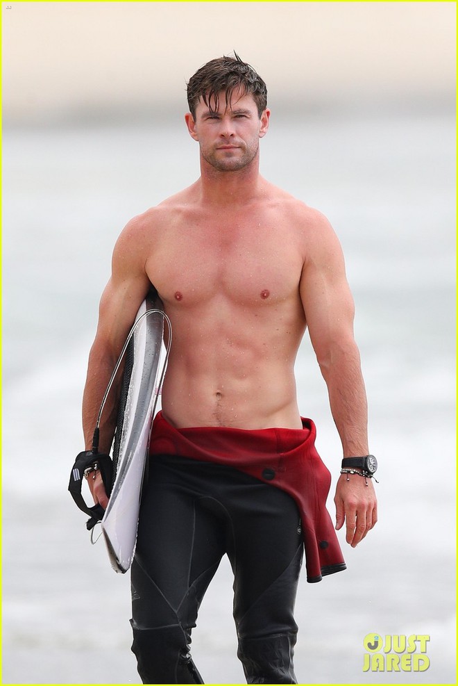 Thor Chris Hemsworth khoe body đẹp xuất sắc như một vị thần, kh&oacute;a m&ocirc;i b&agrave; x&atilde; cũng cực n&oacute;ng bỏng - Ảnh 1.