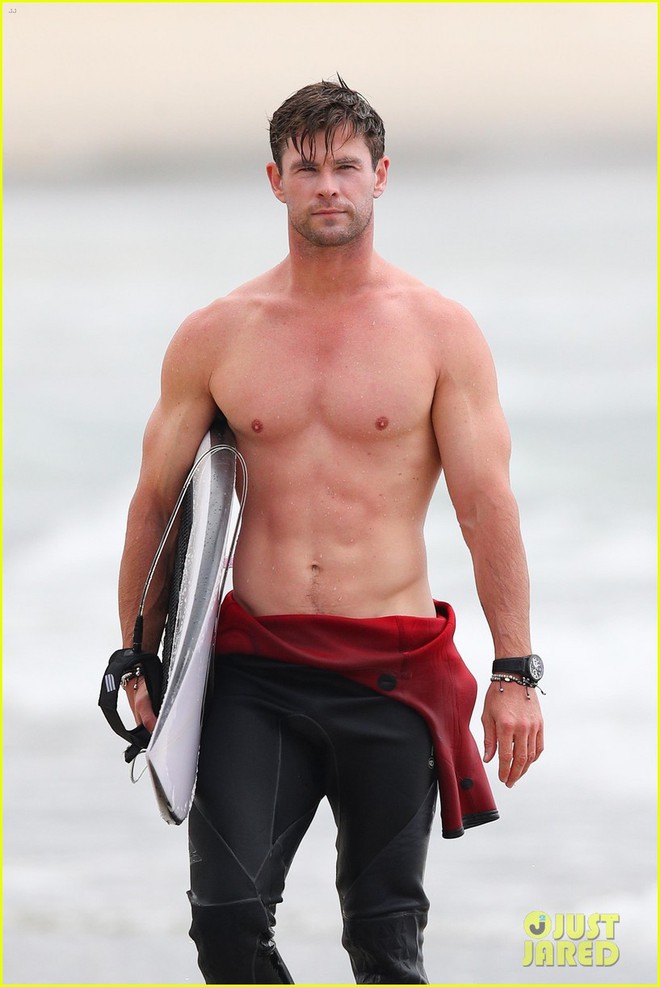 Thor Chris Hemsworth khoe body đẹp xuất sắc như một vị thần, khóa môi bà xã cũng cực nóng bỏng - Ảnh 1.