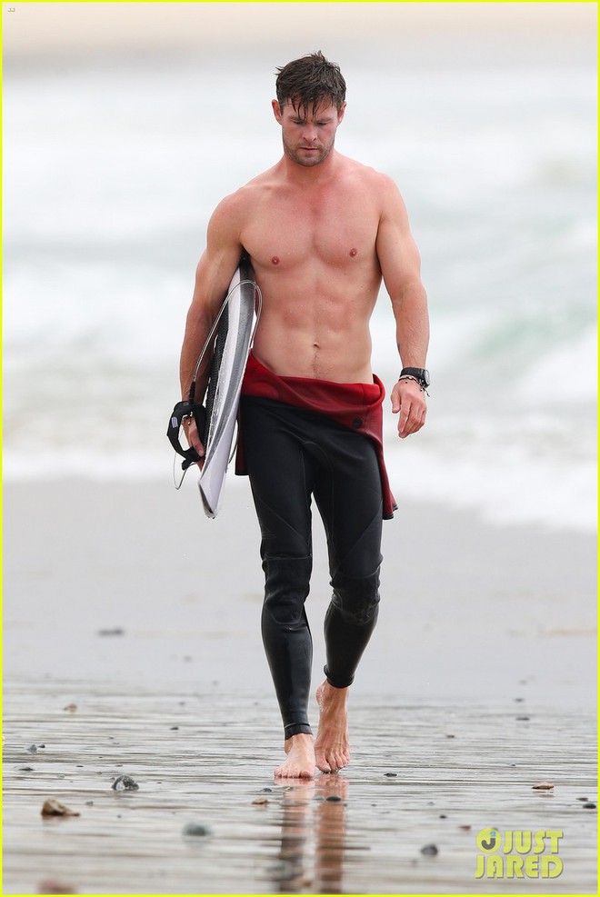 Thor Chris Hemsworth khoe body đẹp xuất sắc như một vị thần, kh&oacute;a m&ocirc;i b&agrave; x&atilde; cũng cực n&oacute;ng bỏng - Ảnh 5.